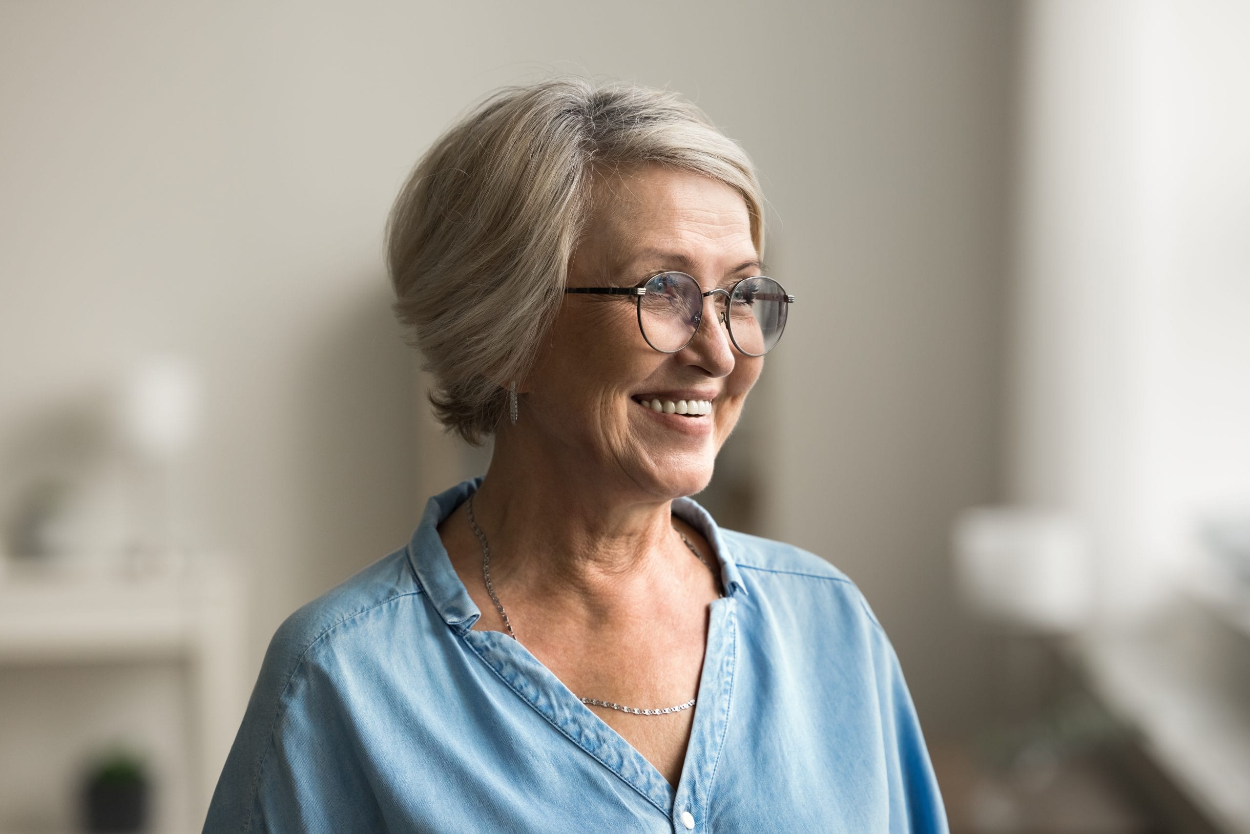 10 Hairstyles for Women Over 50 who Wear Glasses