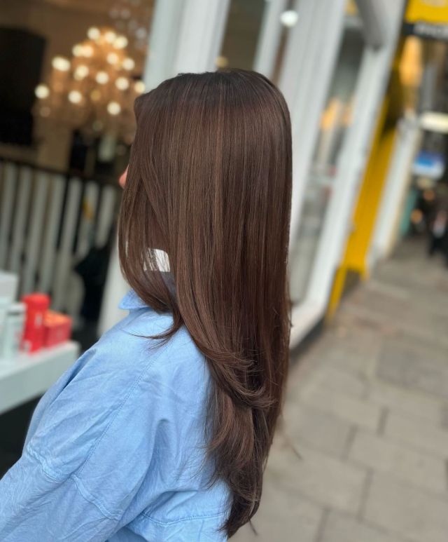 Chocolate brown tones are our current obsession 🍫🤎Thinking of going darker for Autumn/ Winter? 🍂❄️ Book an appointment today using the link in our bio and enjoy our exclusive Autumn offer: 50% off colour when booked with a Cut + Finish. 💇🏽‍♀️ Use the code: AUTUMN50 Hair by Ellie at Rush Kensington ✨