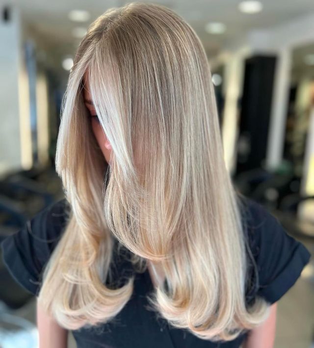 A Blow-dry is the perfect style for the festive period 🎄✨ Book your Christmas Eve Blow-dry and wake up feeling fabulous on Christmas morning 🎅🏻🎁Hair by Julia at Rush Sevenoaks 💇🏼‍♀️